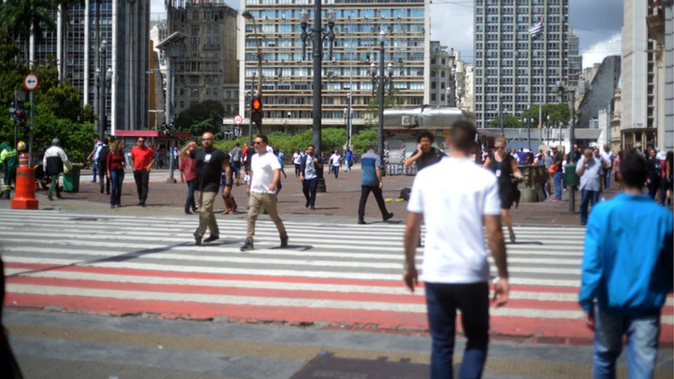 Pessoas caminhando no centro de São Paulo