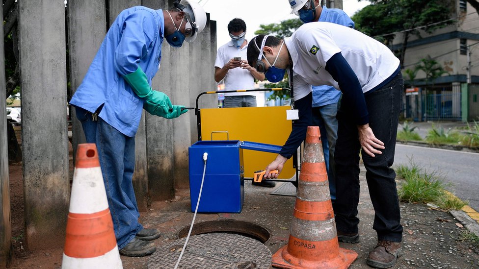 Técnicos fazendo testes em um bueiro em Belo Horizonte