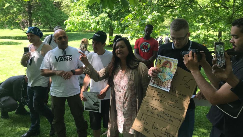 Manifestantes promovem teorias conspiratórias sobre vacinas e 5G em ato em Londres