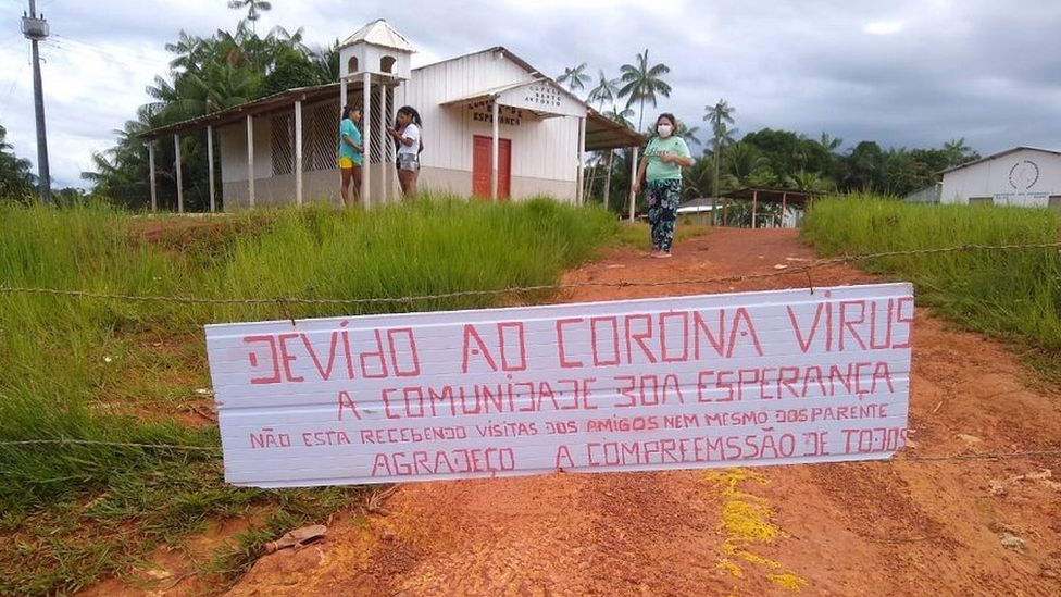 Placa diz: 'devido ao coronavírus a comunidade Boa Esperança não está recebendo visitas de amigos nem de parentes'