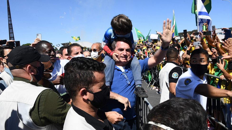 Presidente Jair Bolsonaro cumprimenta apoiadores em ato em 31 de maio