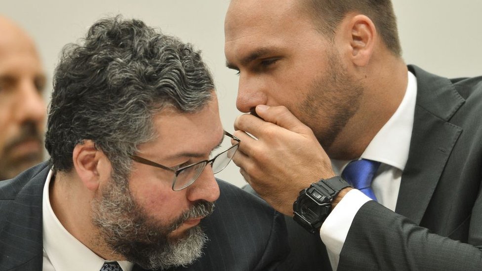 Ernesto Araújo e Eduardo Bolsonaro em audiência pública na Comissão de Relações Exteriores da Câmara