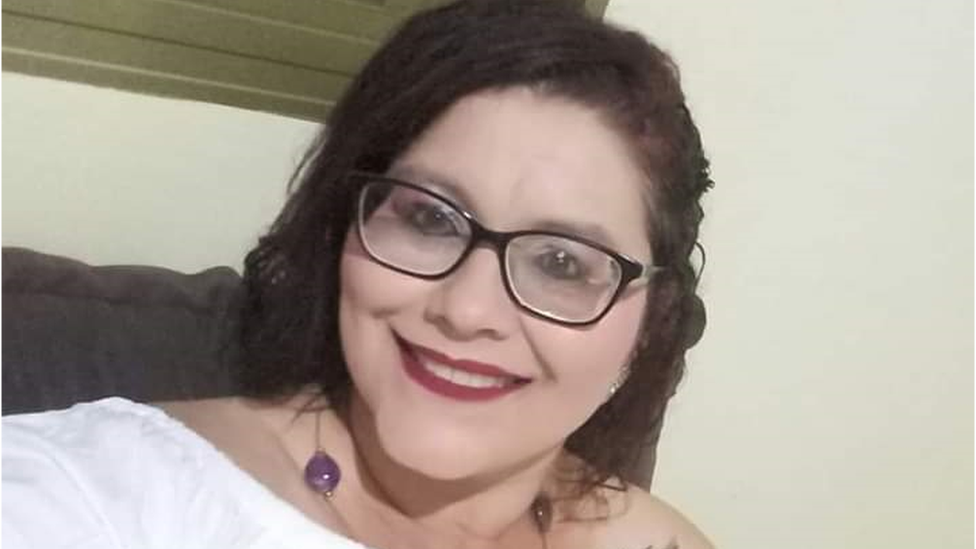 Lígia posa sorridente para foto.