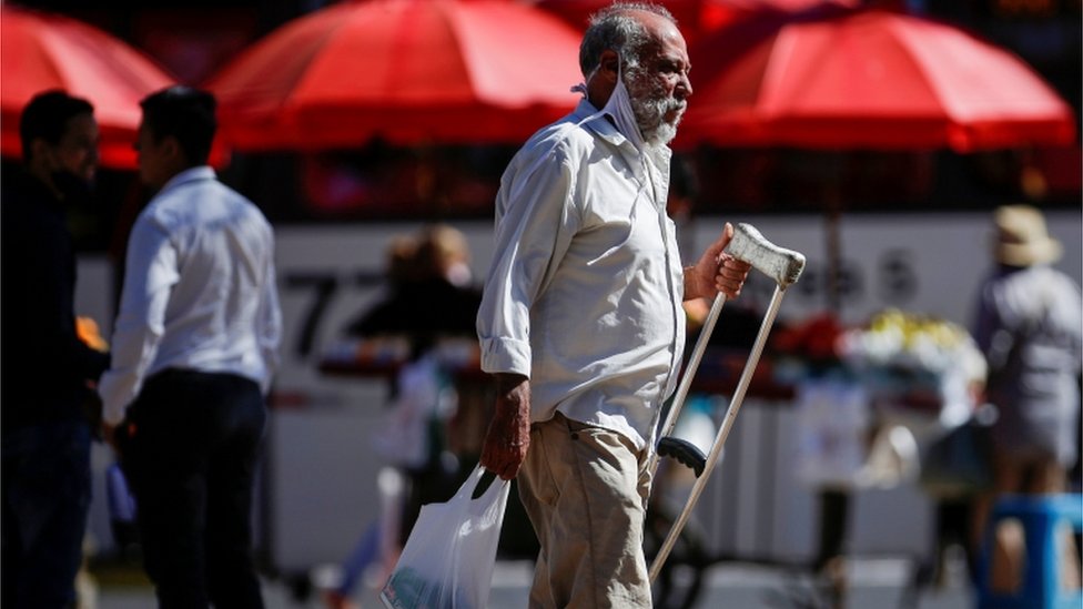 Homem caminha sem máscara em Ceilândia