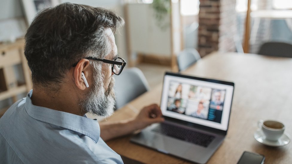 Homem usando computador