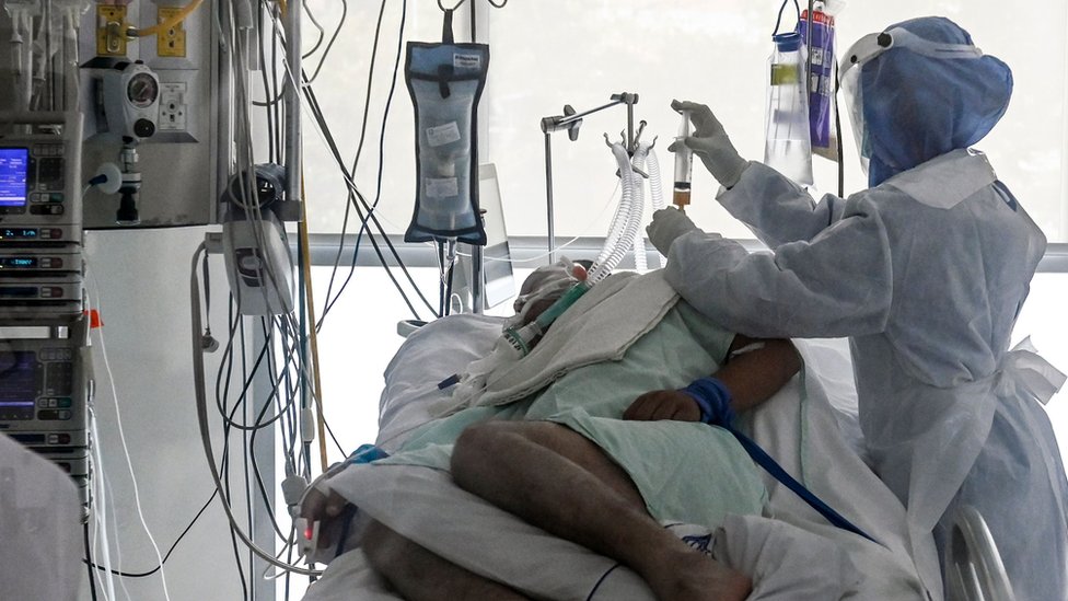 Paciente sendo atendido em leito hospitalar