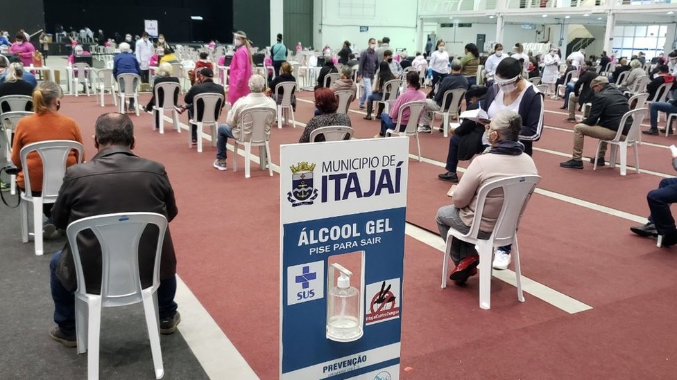 Moradores de Itajaí fazem fila para receber ivermectina