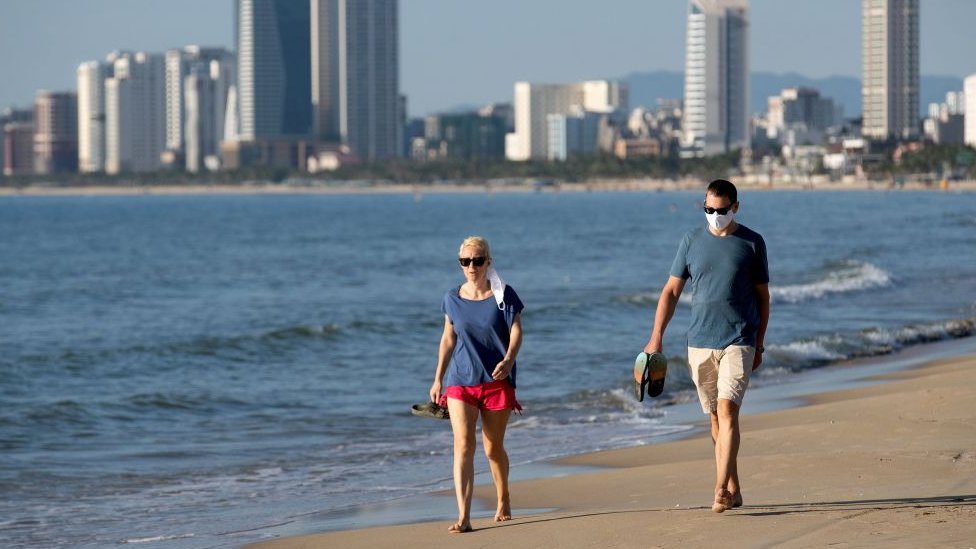 Pessoas caminham em praia de Da Nang, no Vietna