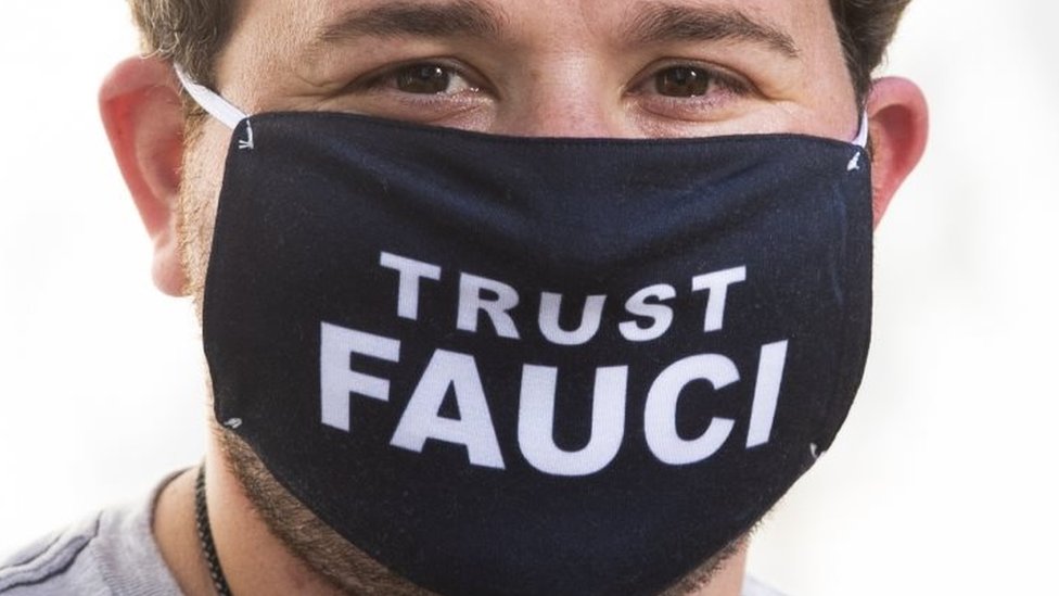 Máscara em apoio a Fauci
