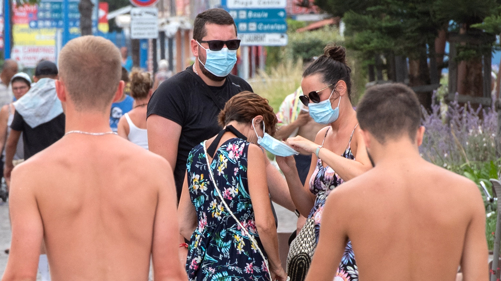 Máscaras são obrigatórias ao ar livre em algumas áreas da França