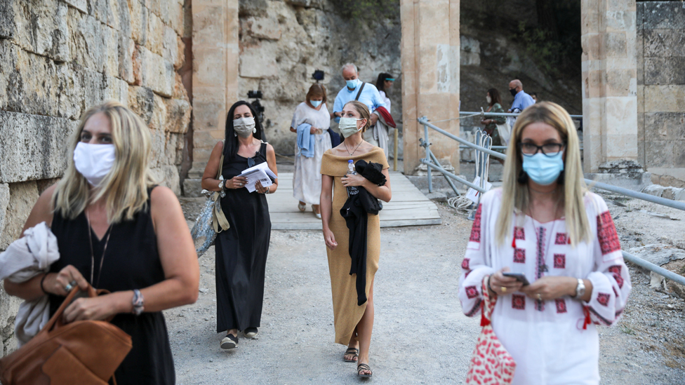 pessoas com máscaras no anfiteatro de Epidaurus