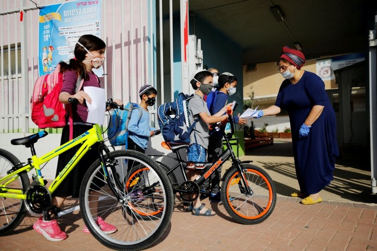 Alunos chegam na escola depois da reabertura em Israel