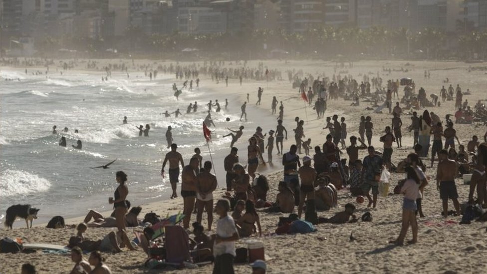 Praia cheia no Rio de Janeiro