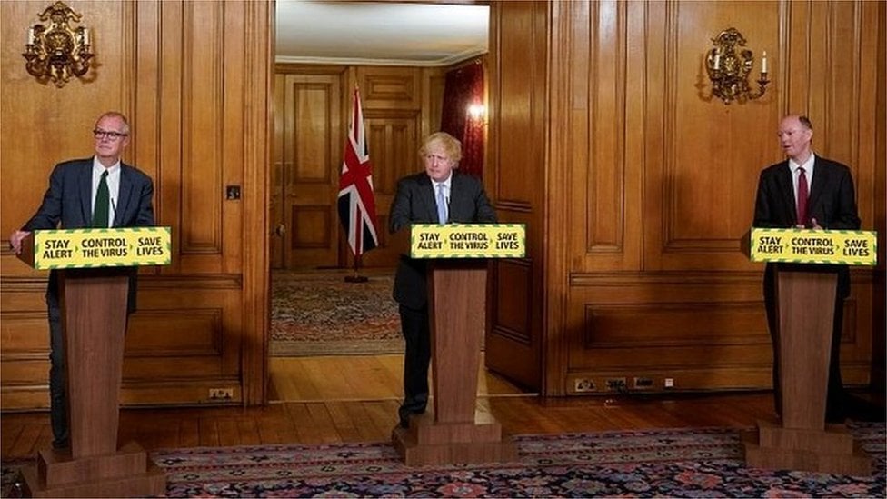 Sir Patrick Vallance, Boris Johnson e Prof Chris Whitty