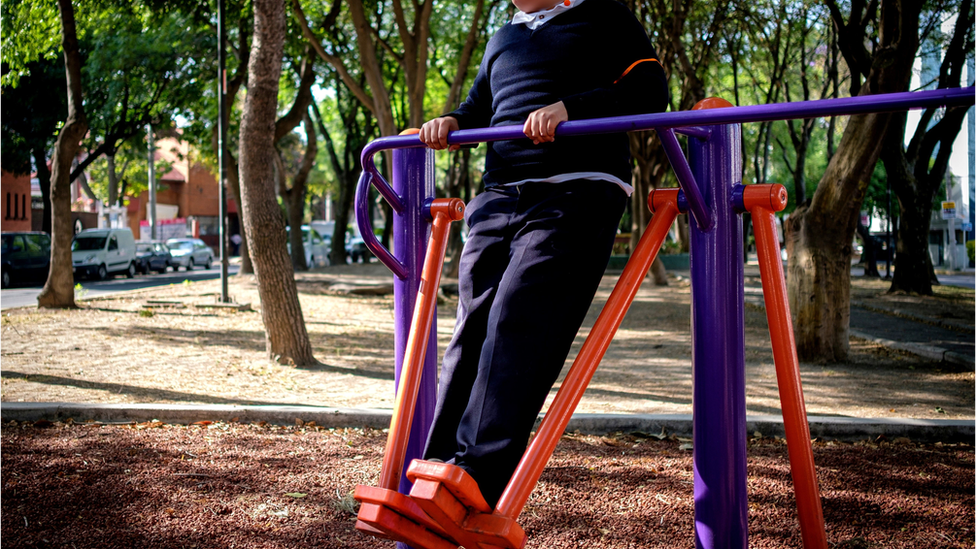 Uma criança acima do peso em um parque da Cidade do México