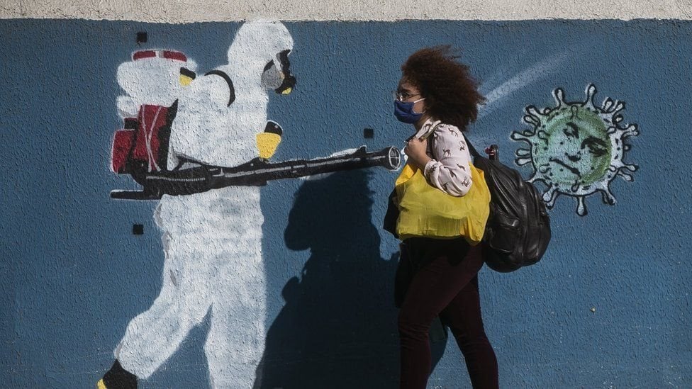 Mulher com máscara caminhando