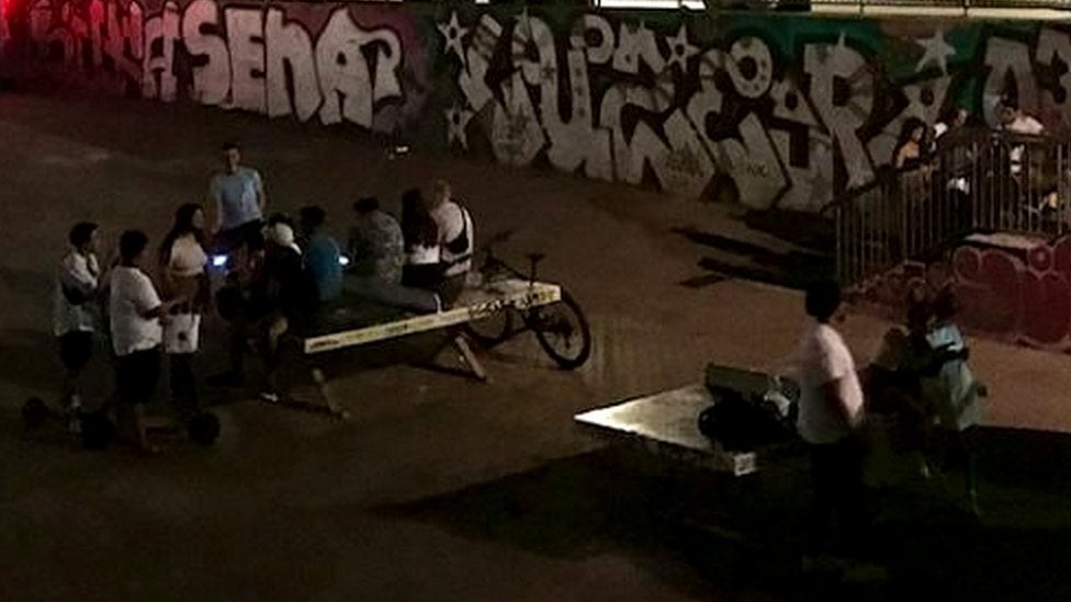 Pessoas se encontram em área externa