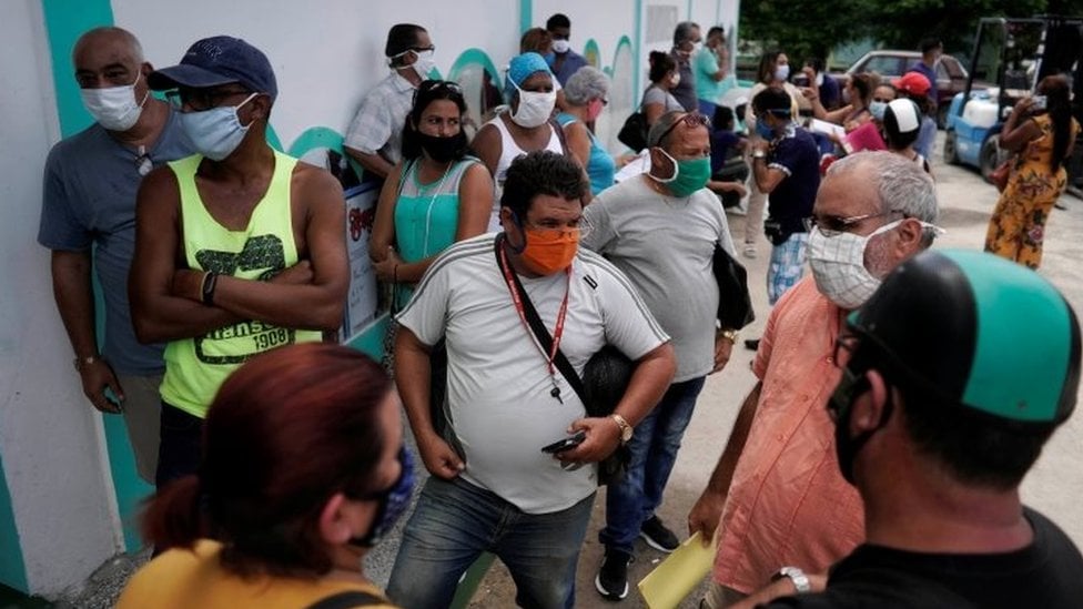 Cubanos usando máscaras