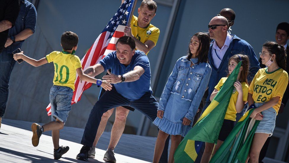 Bolsonaro abraça criança