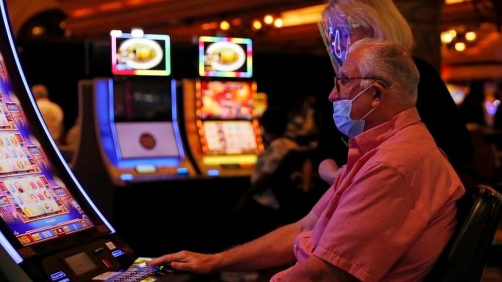 Homem joga em cassino em Las Vegas