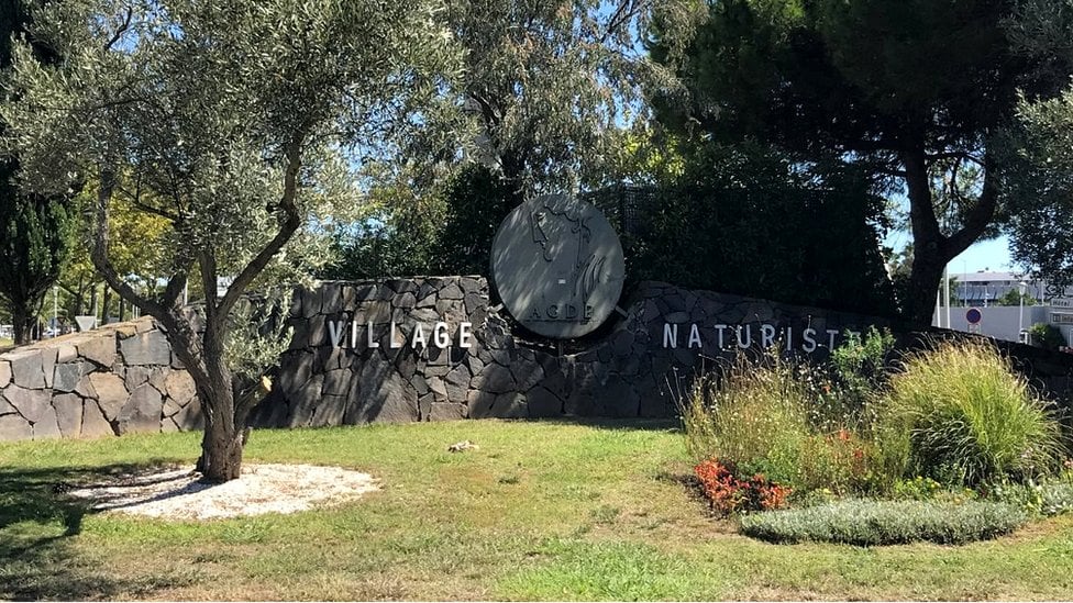 Entrada para a vila naturista