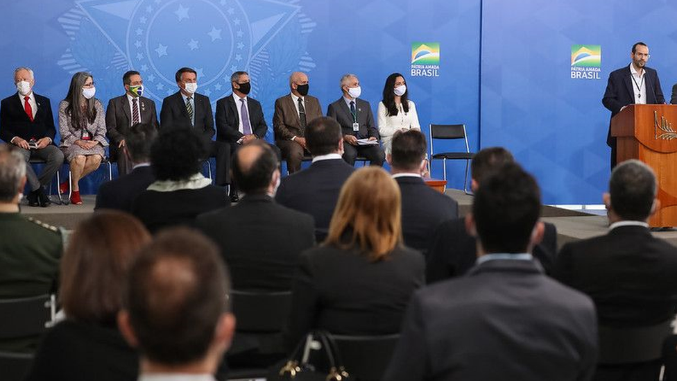 Arthur Weintraub no palanque, observado por convidados sentados, entre eles o presidente da República