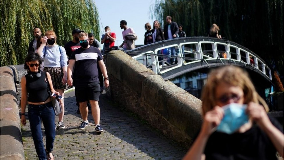 Pessoas de máscara em Londres