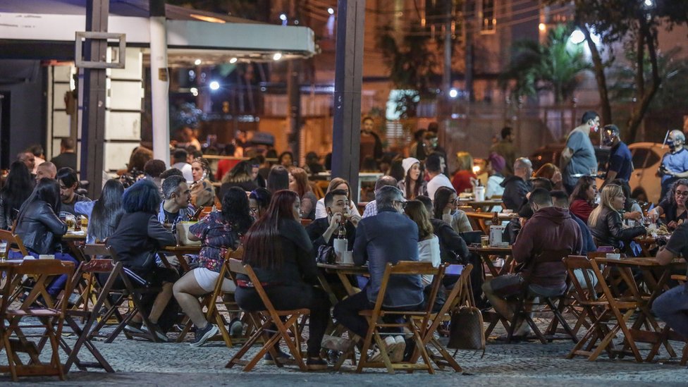 Bar lotado no bairro da Tijuca, no Rio de Janeiro, logo após reabertura de bares e restaurantes na cidade em julho