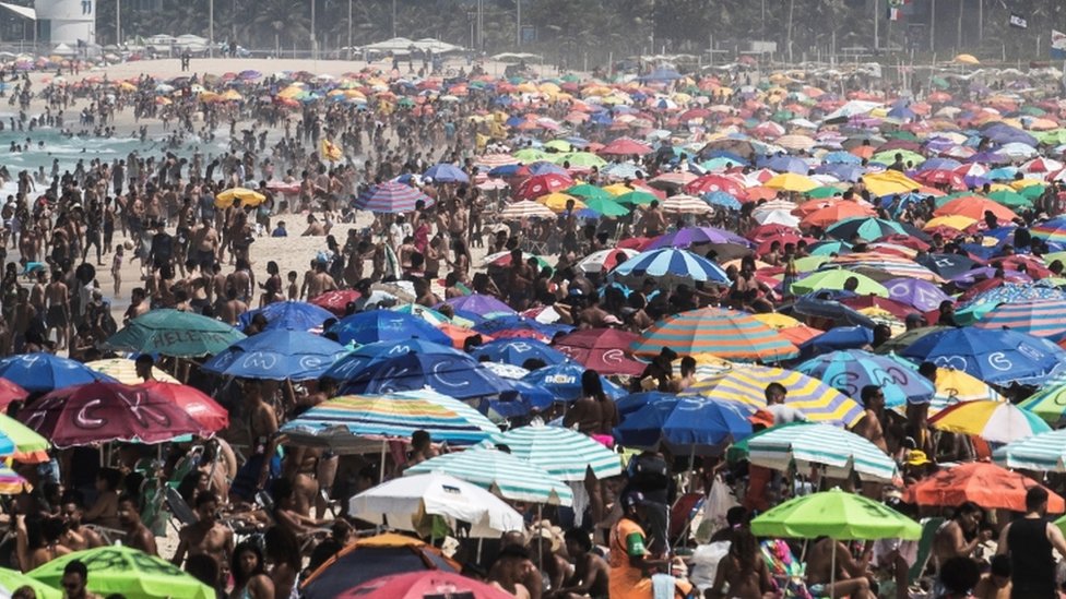 Praia lotada no Rio de Janeiro durante pandemia