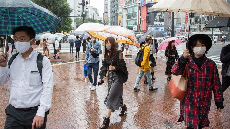 pessoas em rua no Japão