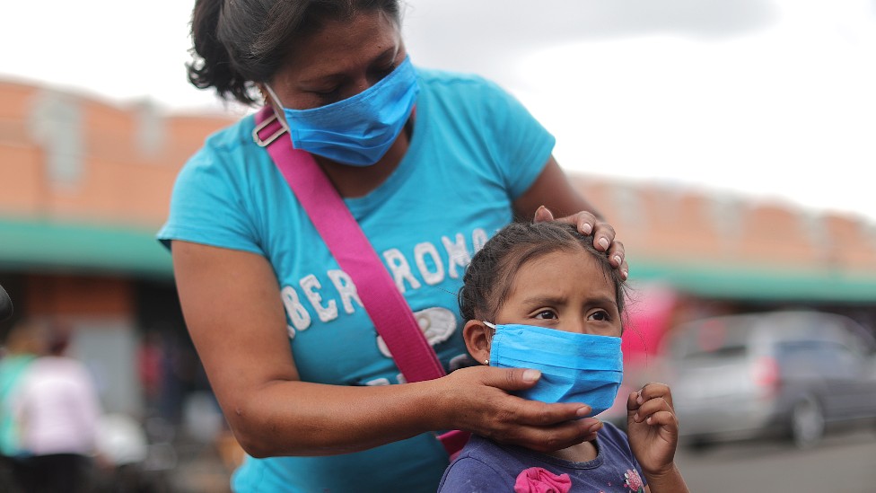 Mçae e filha mexicanas de máscara