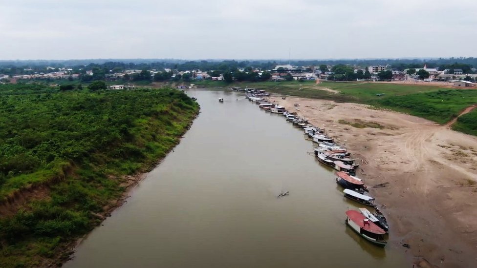 Barcos alinhados no rio Envira