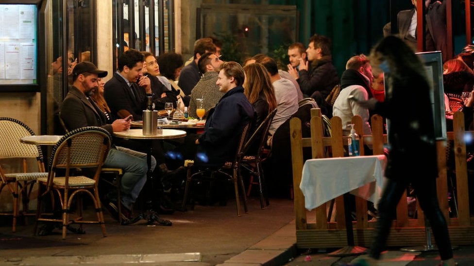 Restaurante cheio em meio a pandemia