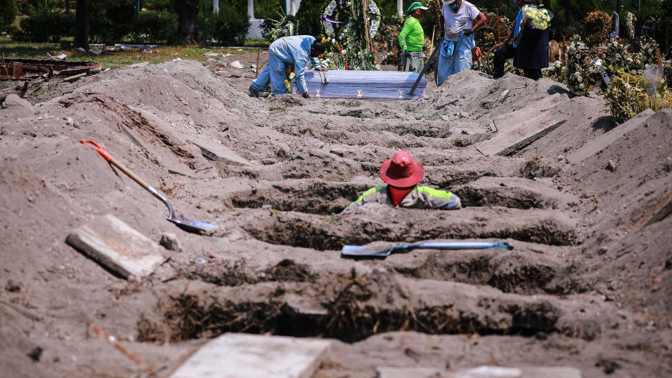 Enterros em cemitério na Cidade do México