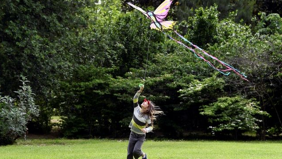 Criança em parque na Itália