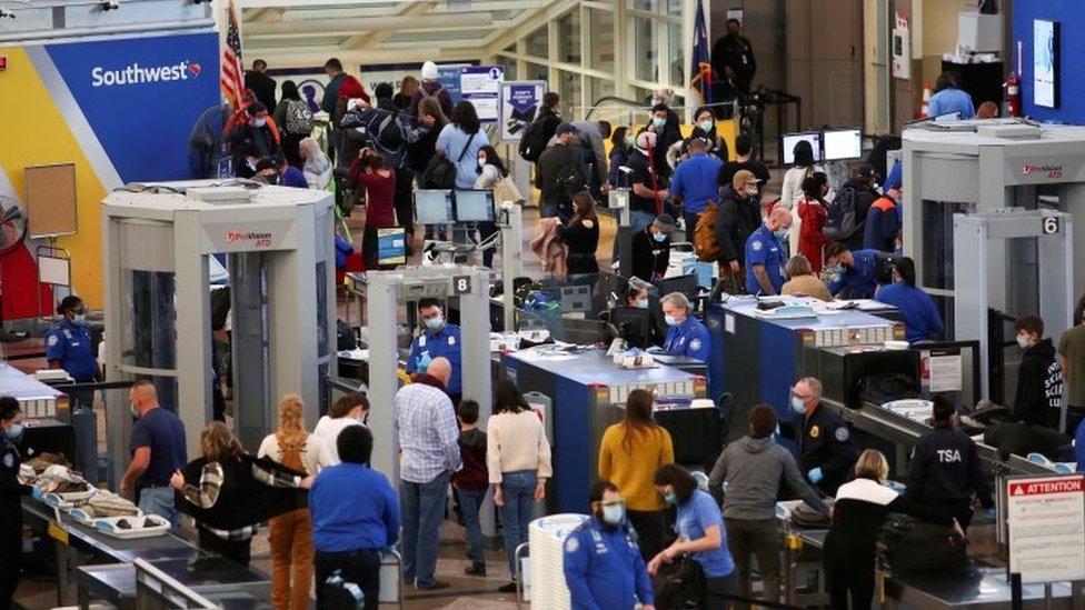 Aeroporto nos EUA com pessoas viajando para o feriado de Ação de Graças