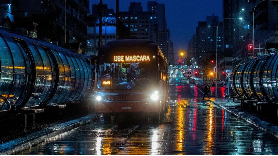 Ônibus com sinal em que lê use máscara em Curitiba