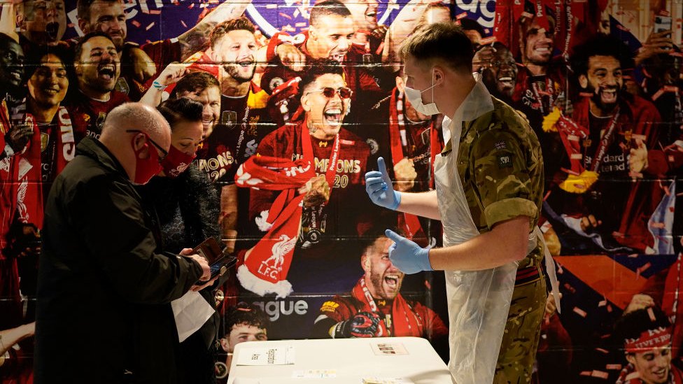 Centro de testes de Covid em estádio de futebol em Liverpool