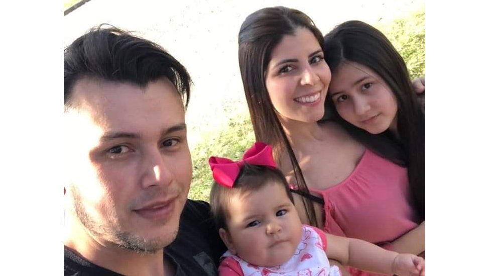 Gabriel posa para selfie com a filha caçula no colo, a esposa Ana Claudia ao lado e a filha mais velha na ponta