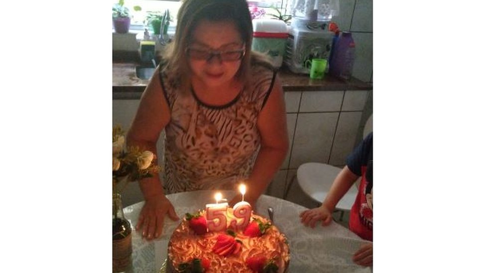 Ceci se prepara para assoprar a vela de seu bolo de aniversário de 59 anos