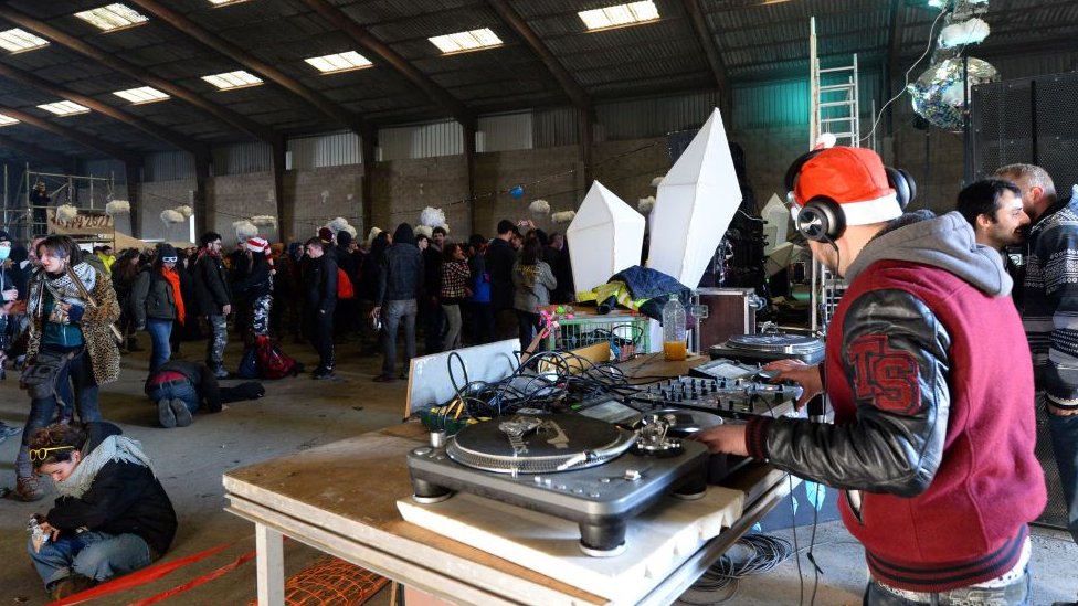 Festa em um armazém industrial na Bretanha, norte da França.