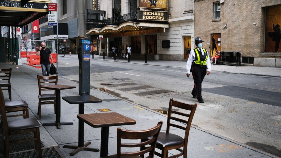 Lugares vazios ao ar livre em restaurante em Nova York