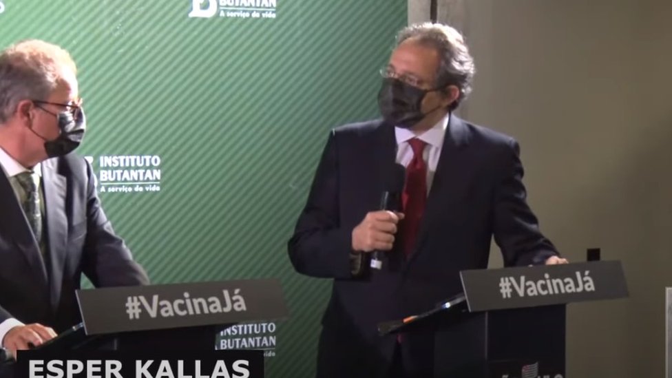 Esper Kallas em coletiva de imprensa