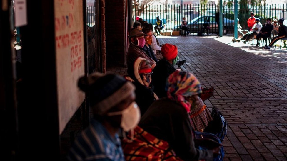 Pessoas fazem fila para receber pacotes de alimentos distribuídos pela ONG Meals on Wheels em Brapkan, África do Sul, em 6 de julho de 2020