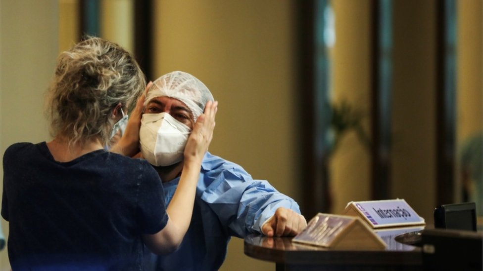 Funcionários de hospitais em Manaus estão trabalhando sem recursos para salvar vidas