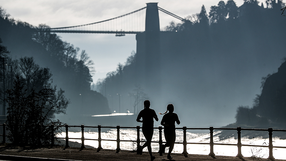 Duas mulheres correm em Bristol, no Reino Unido