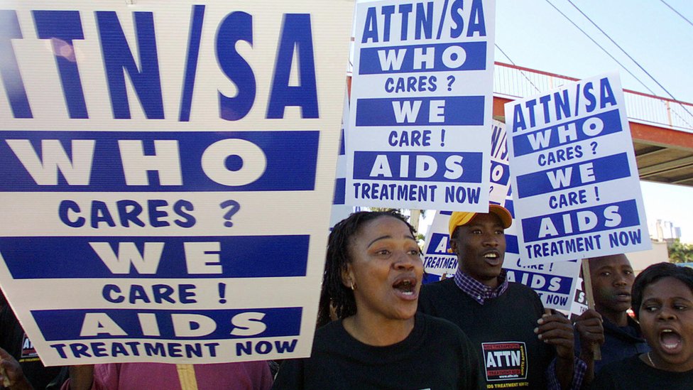 Centenas de ativistas anti-Aids da Aids Therapeutic Treatment Now (ATTN) marcham para protestar contra a inacção do governo sul-africano em fornecer medicamentos antirretrovirais a pessoas infectadas com o vírus HIV, 3 de Agosto de 2003 em Durban.