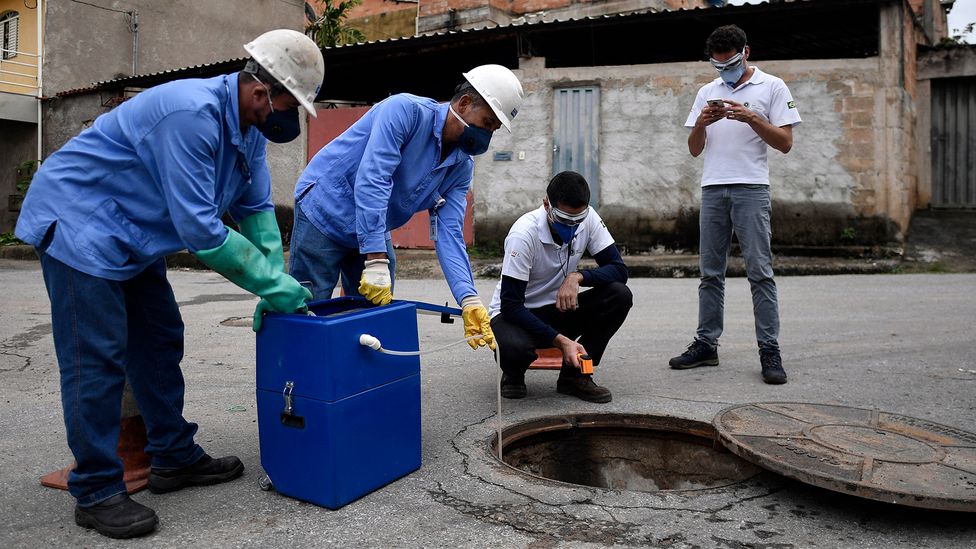 Amostras de esgoto sendo coletada em Belo Horizonte