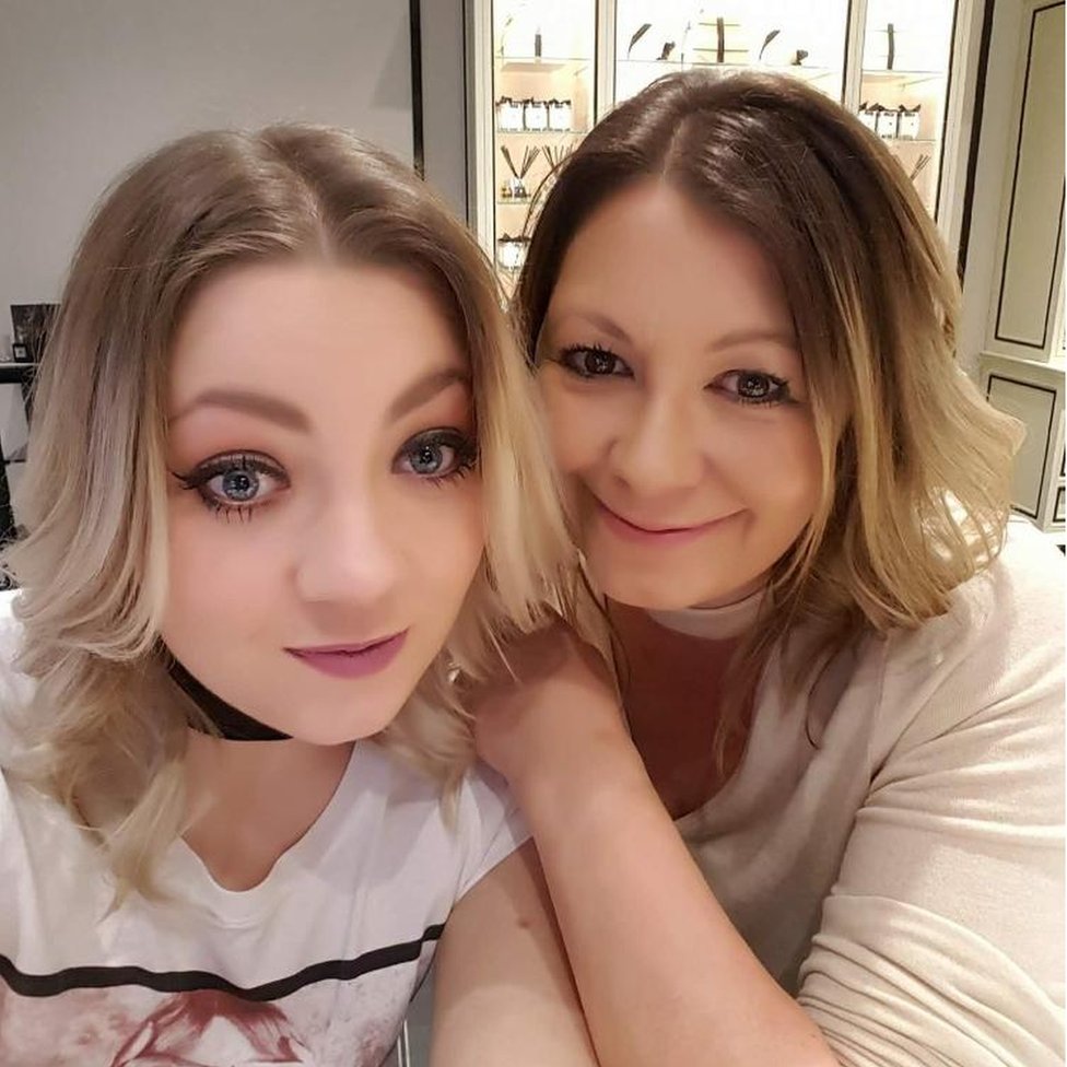 Clare Freer (direita) e sua filha mais velha