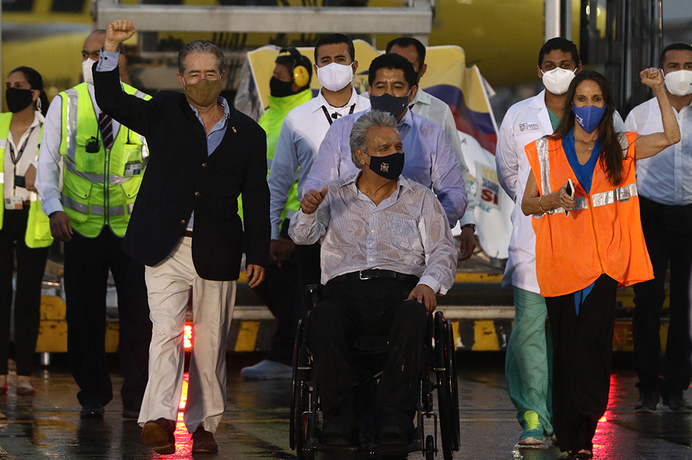 Presidente Lenín Moreno (centro) e ministro da Saúde, Juan Carlos Zevallos, recebem as primeiras doses da vacina Pfizer/BioNTech no aeroporto de Quito em 21 de janeiro